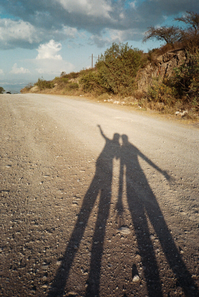 juntos en sombra y alma